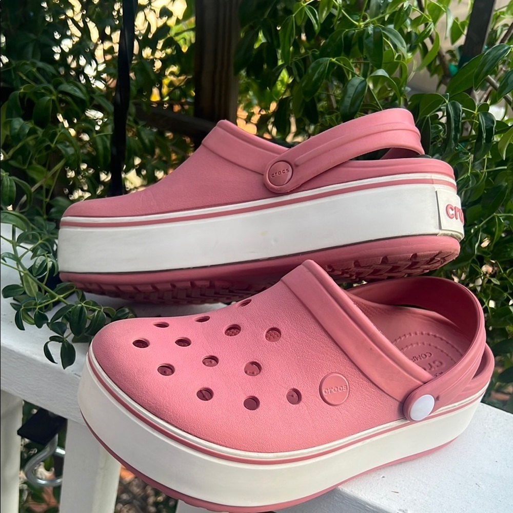 Women’s/Kids Pink Clogs Size 6-4 iconic CROCS Comfort clogs - Picture 14 of 15